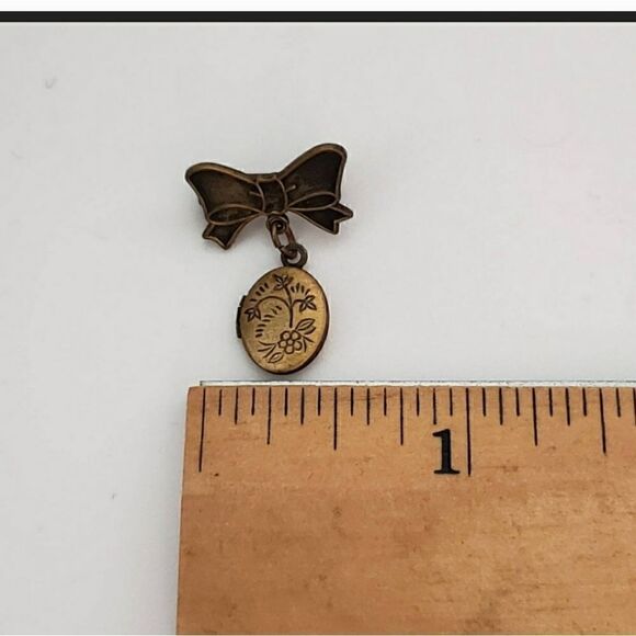VINTAGE 1960s Miniature Brass Pin Brooch Locket Collectible - Picture 4 of 6